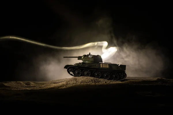 Conceito de Guerra. Silhuetas militares lutando cena no fundo do céu nevoeiro de guerra, silhueta de veículo blindado abaixo de Cloudy Skyline À noite. Cena de ataque. Batalha de tanques . — Fotografia de Stock