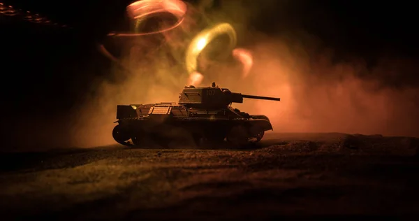 War concept. Militaire silhouetten vechten scène op oorlog mist hemel achtergrond, silhouet van gepantserde voertuig onder bewolkte skyline 's nachts. Aanvals scène. Tanks Battle. — Stockfoto