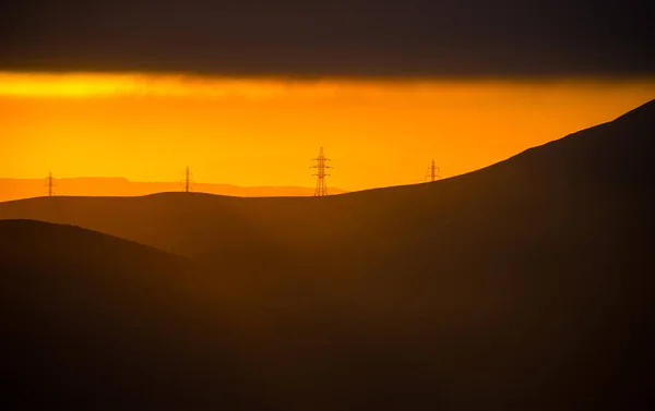 Bewolkt weer. Zoom schot. Oranje zonsondergang uitzicht op bergen in Azerbeidzjan — Stockfoto