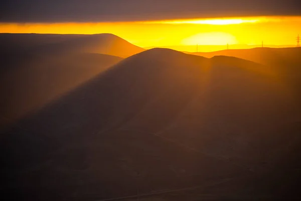 Clima nublado. Zoom tiro. Vista naranja al atardecer en las montañas de Azerbaiyán —  Fotos de Stock