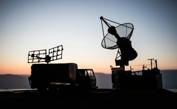 Antenas parabólicas ou antenas de rádio contra o céu noturno. Foco seletivo — Fotografia de Stock