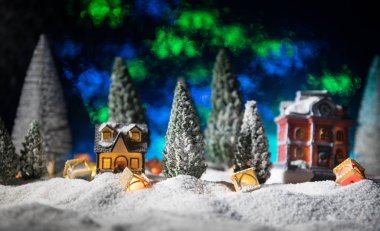 Geleneksel tatil özellikleri kar üzerindedir. Yaratıcı sanat dekorasyonları. Metnin için boş boşluk