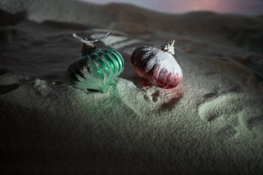 Noel arkaplanda takılar, kar, mesaj için boş yer. Noel süslemesi