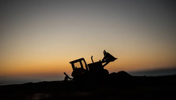 Astratto Fondo industriale con costruzione gru silhouette sopra sorprendente cielo tramonto. Gru mobile contro il cielo serale. skyline industriale. Focus selettivo — Foto Stock