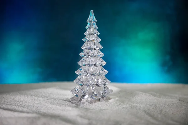 Spazio vuoto per il testo. Addobbi natalizi. Albero di abete in piedi sulla neve con bellissimo sfondo decorato vacanza e attributi tradizionali vacanza. Focus selettivo — Foto Stock