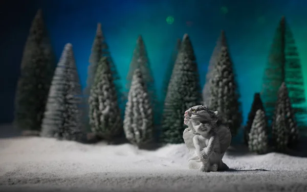 Petit ange gardien blanc dans la neige. Contexte festif. Décorations de Noël . — Photo