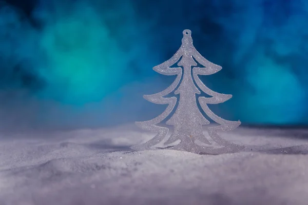 Spazio vuoto per il testo. Addobbi natalizi. Albero di abete in piedi sulla neve con bellissimo sfondo decorato vacanza e attributi tradizionali vacanza. Focus selettivo — Foto Stock