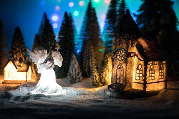 Nowy rok miniaturowy dom w śniegu w nocy z jodły. — Zdjęcie stockowe