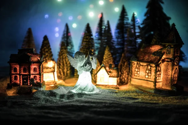 Casa miniatura de Año Nuevo en la nieve por la noche con abeto . — Foto de Stock