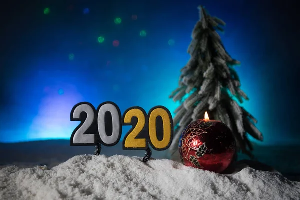 Dekoracja dzieł sztuki. Szczęśliwego Nowego Roku 2020. Puste miejsce na SMS-a. 2020 napisane na śniegu — Zdjęcie stockowe