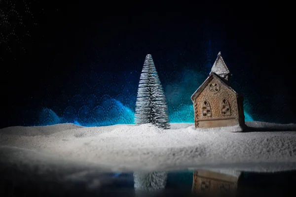 Caractéristiques traditionnelles de vacances sur la neige. Décorations artistiques créatives. Espace vide pour votre texte — Photo