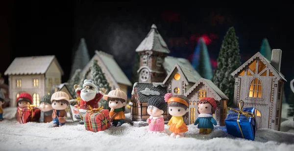 圣诞节和新年假期的概念。 冬天，小小的装饰可爱的小房子在雪地里，冷杉树站在雪地上，有着美丽的假日装饰的背景 — 图库照片