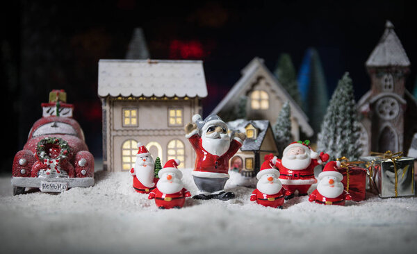 Традиционные атрибуты праздника на снегу. Творческие художественные украшения. Пустое место для текста
