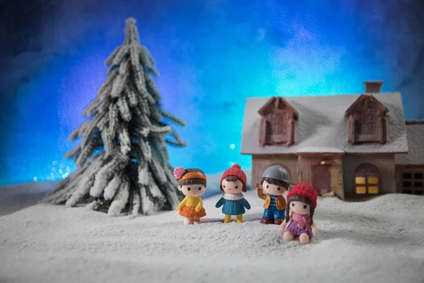 Tradycyjne atrybuty wakacyjne na śniegu. Kreatywne dekoracje dzieł sztuki. Puste miejsce na tekst — Zdjęcie stockowe