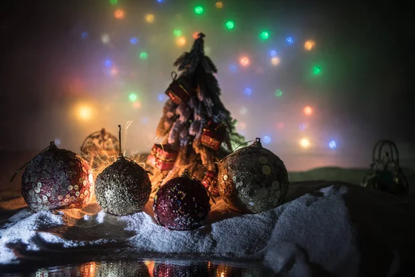 Χριστουγεννιάτικο φόντο με μπιχλιμπίδια, στο χιόνι, ελεύθερος χώρος για κείμενο. Χριστουγεννιάτικη διακόσμηση — Φωτογραφία Αρχείου