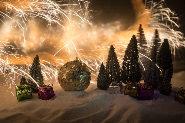 Fondo de Navidad con adornos, en la nieve, espacio libre para el texto. Decoración de Navidad — Foto de Stock