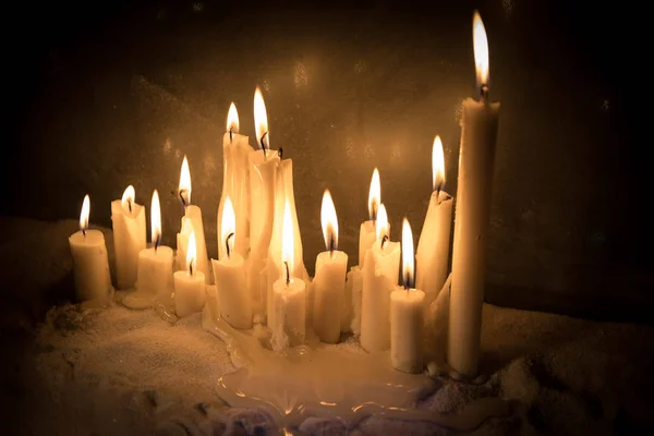 蜡烛在圣诞心情在老式的木板上的夜晚 — 图库照片