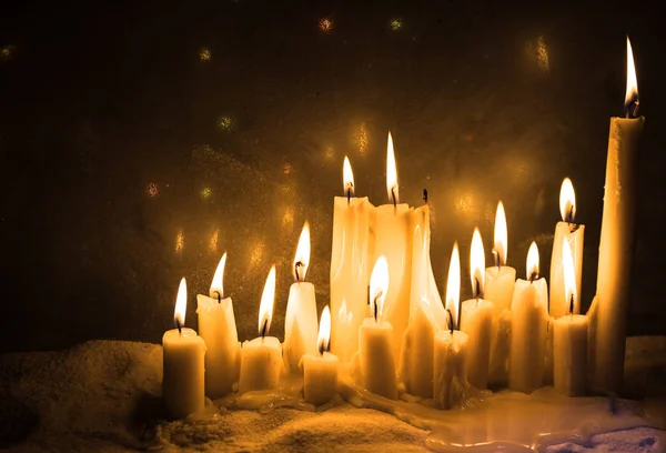 Κεριά σε νύχτα σε χριστουγεννιάτικη διάθεση σε vintage ξύλινες σανίδες — Φωτογραφία Αρχείου