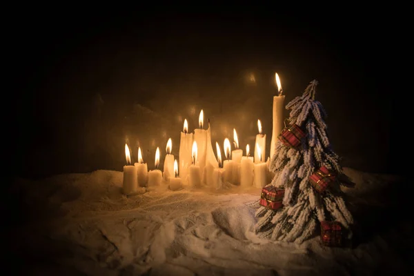 Kerzen in der Nacht in Weihnachtsstimmung auf alten Holzbrettern — Stockfoto