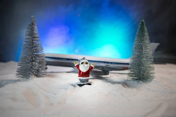 Kellemes karácsonyi ünnepeket és boldog új év fa háttér koncepció háttér-téli utazás utazás utazás repülőgép felülnézet másol hely. — Stock Fotó