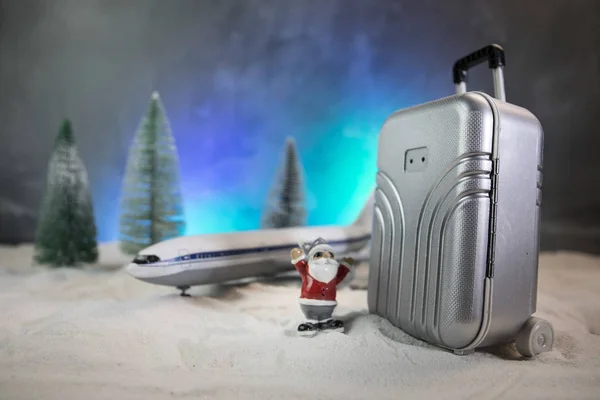 God jul och gott nytt år resa koncept bakgrund för vinterresa på trä bakgrund, resa med flygplan ovanifrån med kopia utrymme. — Stockfoto