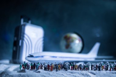 Kopya alanı ile uçak en iyi manzaralı neşeli Noel ve mutlu yeni yıl kış gezi için kavram arka plan ağaç arka plan üzerinde seyahat seyahat.