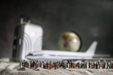 Kopya alanı ile uçak en iyi manzaralı neşeli Noel ve mutlu yeni yıl kış gezi için kavram arka plan ağaç arka plan üzerinde seyahat seyahat.