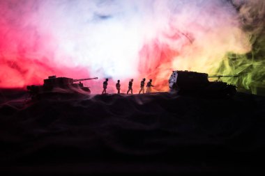 Savaş Konsepti. Savaş sis gökyüzü arka plan üzerinde sahne mücadele Askeri siluetler, Gece Bulutlu Skyline Altında Dünya Savaşı Alman Tankları Siluetler. Saldırı sahnesi. Zırhlı araçlar ve piyadeler.