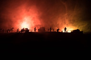Savaş Konsepti. Savaş sis gökyüzü arka plan üzerinde sahne mücadele Askeri siluetler, Gece Bulutlu Skyline Altında Dünya Savaşı Alman Tankları Siluetler. Saldırı sahnesi. Zırhlı araçlar ve piyadeler.