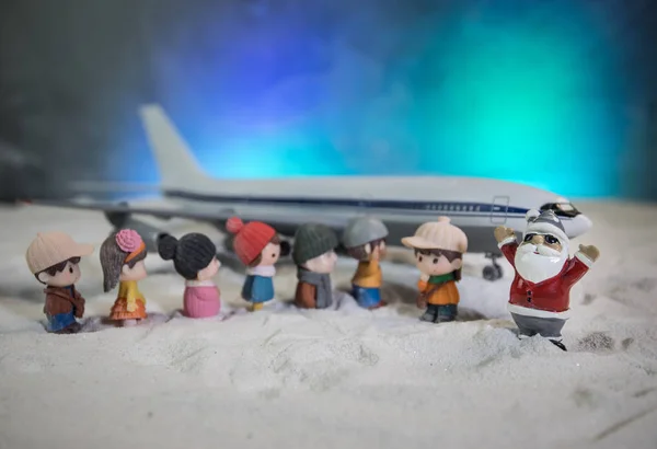 Счастливого Рождества и счастливого нового года концепция путешествия фон для зимней поездки на деревянном фоне, путешествия с самолетом вид сверху с копировальным пространством . — стоковое фото
