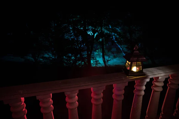 Lanterna in stile retrò di notte. Bella lampada illuminata colorata al balcone in giardino . — Foto Stock