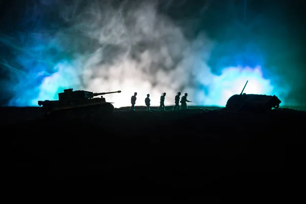 Háborús koncepció. Katonai sziluettek harcok jelenet a háború köd ég a háttérben, világháború német tankok sziluettek alatt felhős Skyline éjjel. Támadás jelenet. Páncélozott járművek és gyalogság. — Stock Fotó