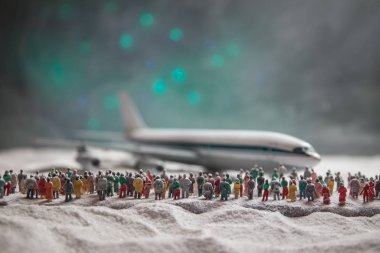 Kopya alanı ile uçak en iyi manzaralı neşeli Noel ve mutlu yeni yıl kış gezi için kavram arka plan ağaç arka plan üzerinde seyahat seyahat.