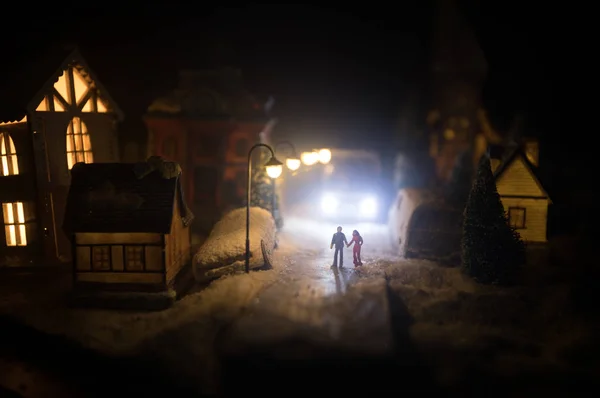 Casa en miniatura de Año Nuevo en la nieve por la noche con abeto. Concepto de vacaciones. Enfoque selectivo — Foto de Stock