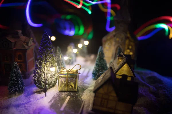 Casa em miniatura de Ano Novo na neve à noite com abeto. Conceito de férias. Foco seletivo — Fotografia de Stock