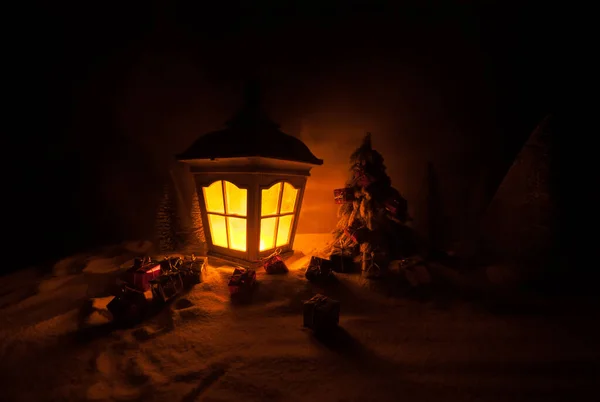 Noworoczna lampa pocztówkowa pokryta śniegiem świecą świecą w nocy. — Zdjęcie stockowe