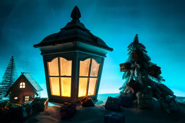 新年的明信片灯罩着白雪，夜晚点亮了蜡烛. — 图库照片