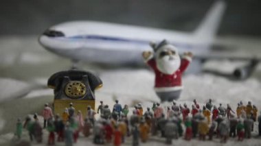 Oyuncak figürler ve minyatür uçağın Noel kompozisyonu yakın çekim görüntüleri
