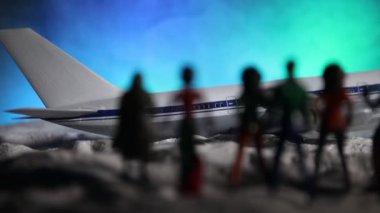 Oyuncak figürler ve minyatür uçağın Noel kompozisyonu yakın çekim görüntüleri