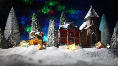 Minyatür oyuncak figürleriyle Noel kompozisyonunun yakın çekim görüntüleri.