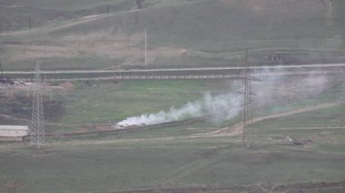 Havaalanının demiryolu yakınlarında yandığı görüntüler. Kuru çim tarlası yanıyor. Görüntüyü büyüt