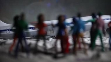 Oyuncak figürler ve minyatür uçağın Noel kompozisyonu yakın çekim görüntüleri