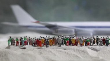 Oyuncak figürler ve minyatür uçağın Noel kompozisyonu yakın çekim görüntüleri