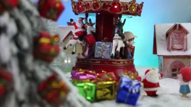 Minyatür oyuncak figürleriyle Noel kompozisyonunun yakın çekim görüntüleri.