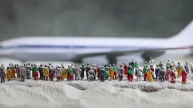 Oyuncak figürler ve minyatür uçağın Noel kompozisyonu yakın çekim görüntüleri
