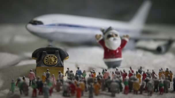 Nahaufnahme Von Weihnachtskompositionen Mit Spielzeugfiguren Und Miniaturflugzeug — Stockvideo