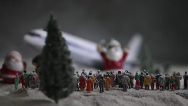 Крупный План Рождественской Композиции Игрушечными Фигурками Миниатюрным Самолетом — стоковое видео