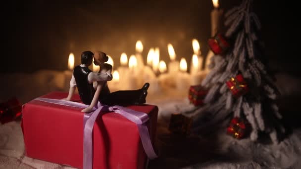 Close Beelden Van Kerstcompositie Met Brandende Kaarsen Enkele Figuren — Stockvideo