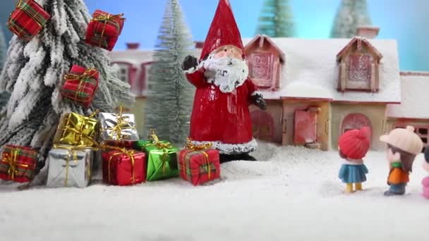 Close Beelden Van Kerstcompositie Met Miniatuur Speelgoedfiguren — Stockvideo