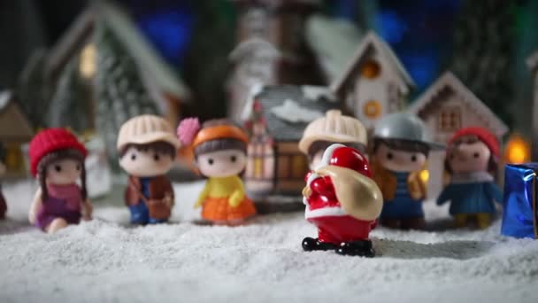 ミニチュアのおもちゃのフィギュアとクリスマスの組成物のクローズアップ映像 — ストック動画